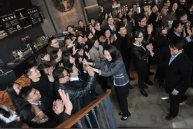 星巴克中国区董事长王静瑛将退休，公司回应：她是一位卓越的企业领袖图片