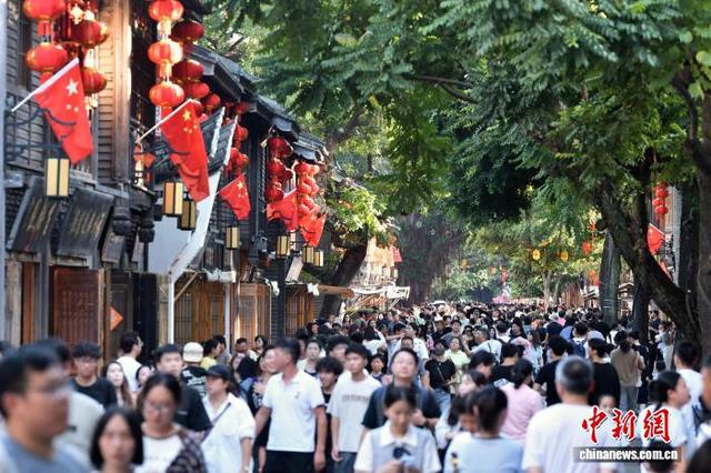 国庆中秋假期 福州坊巷吸引游客