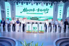 助力“百万森林计划” 左右沙发腾格里沙漠种树植心10周年公益发布会举办图片