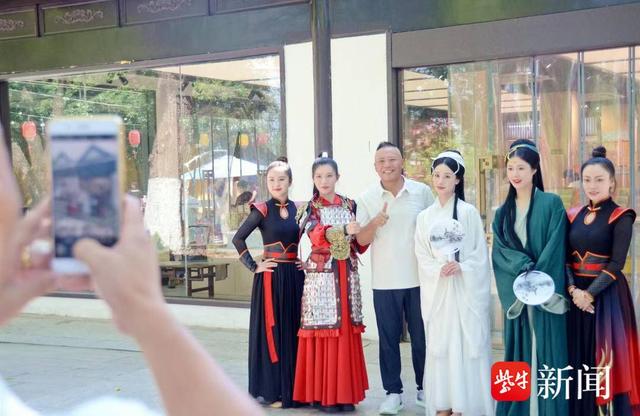 镇江：苏超又搭台  文旅唱大戏