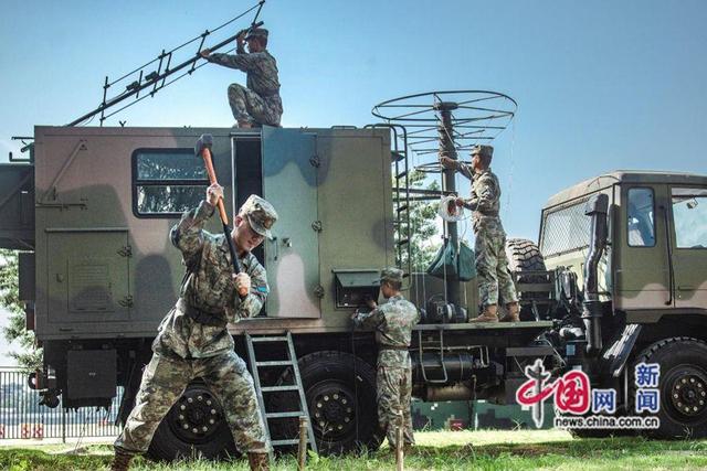 人民子弟兵在战位献礼八一