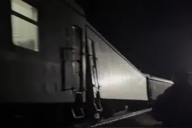 K7034次火车脱轨，事发路段刚完成升级改造，所在北黑铁路去年曾发生过脱轨事故图片