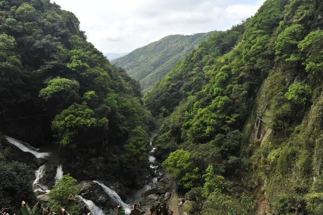 山翠水碧倚晴空
