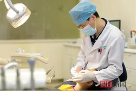 女孩意外摔倒，门牙磕得只剩半截，家长“机智”处理被医生点赞图片
