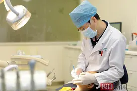 女孩意外摔倒，门牙磕得只剩半截，家长“机智”处理被医生点赞图片