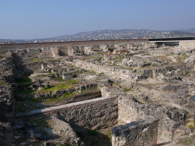 多瑙河畔，在布达静听城市的岁月回声