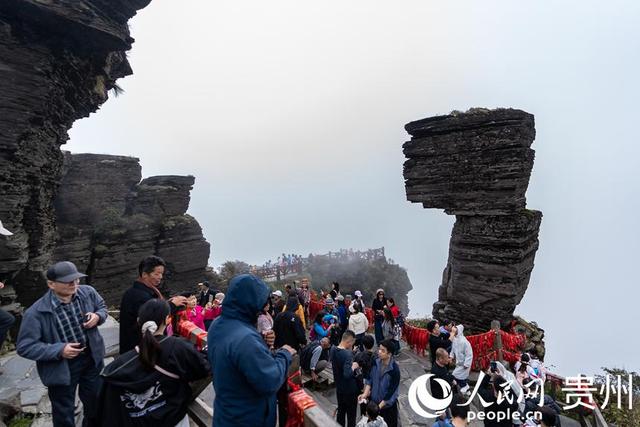 贵州梵净山：雾隐峰峦引客来