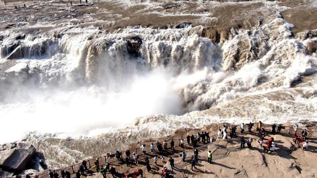 黄河壶口瀑布现冰挂流凌景观