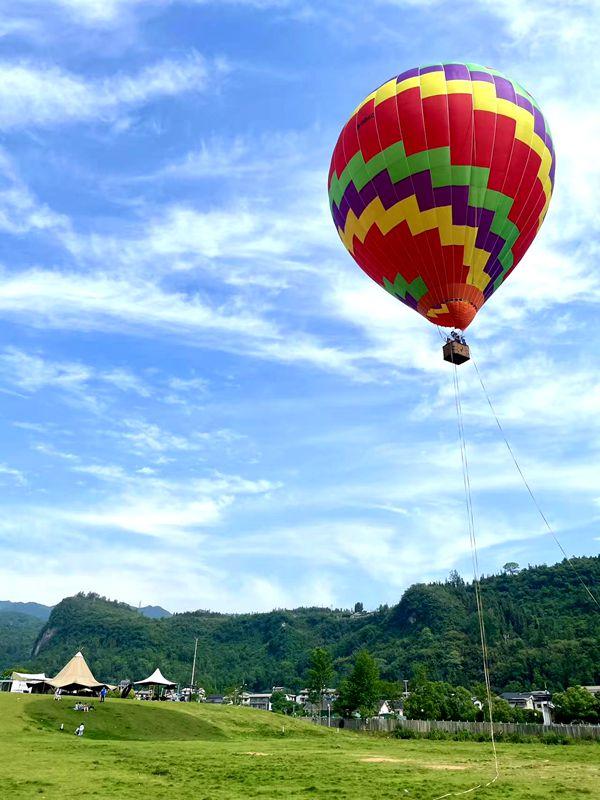 张家界武陵源低空游持续升温 多元业态解锁夏日出游新体验