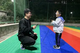 运动会上，儿子选了难度大的亲子跳绳，爸爸的做法很有意思图片