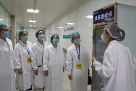 荆门市掇刀区望兵石学校食堂实行食品食材“双留样”图片