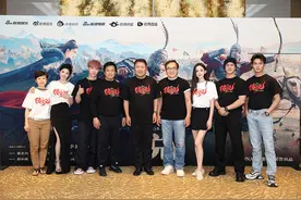 《传说》北京首映 成龙、张艺兴、娜扎、李治廷为拍戏“卷”起来了图片