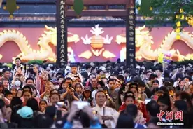 “仿佛哪个地方都有1亿人”图片