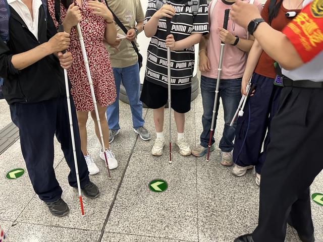 困于斗室，或是走向人群——一根盲杖背后的500万次抉择