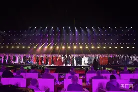 来大连看秀丨智能机器人模特方阵亮相T台，34届服博会盛装启幕图片