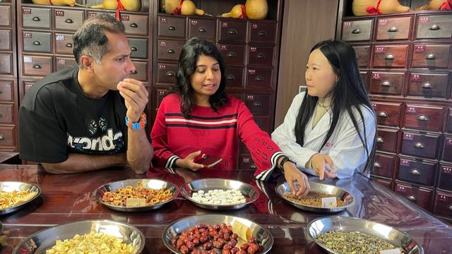 印度网红到中国旅游第一站：到龙华医院打太极、扎针灸，“想体验不一样！”