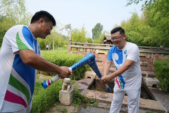 浪溪河畔引“泉炬”！2025济南国际泉水节“泉炬”传递走进平阴洪范泉群