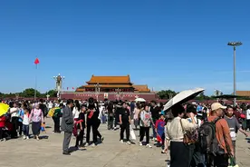 国庆当天天安门广场三十万游客观升旗，北京警方现场提供贴心服务图片