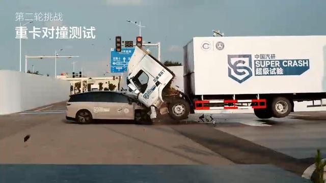 理想i8撞重卡为何引发舆论漩涡