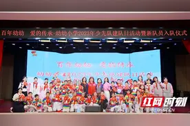 入队仪式+爱心义卖 少先队建队日活动用实际行动传递爱图片