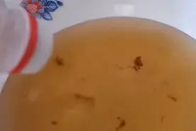 男子称孩子喝过的冰红茶发现絮状物，统一公司回应“或因吃东西时饮用导致”，记者实测图片