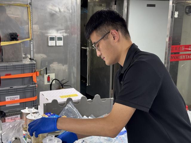 假期我在岗| 那些首次在西太平洋科考船上过中秋的年轻人