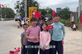 视频|亚运冠军陈冠锋载誉返乡，电白乡亲组团“追星”图片
