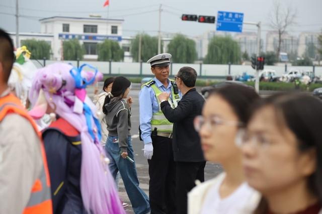 鹊山景色美，起步区公安筑起“风警线”