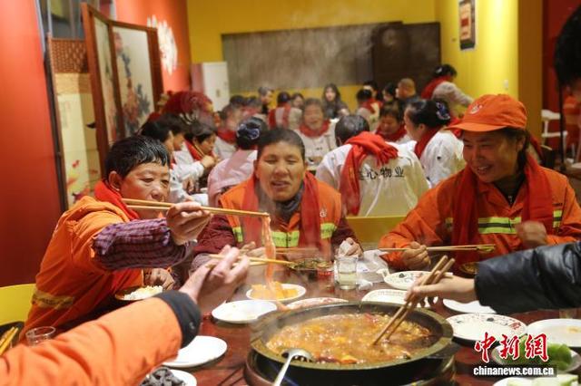 火锅暖胃更暖心 重庆一景区连续多年宴请“城市美容师”