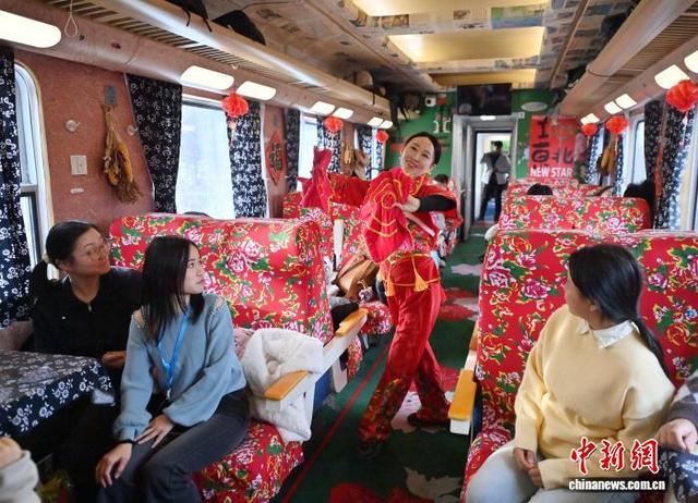 吉林龙井开往长白山的“雪国专列”尽显民俗风情