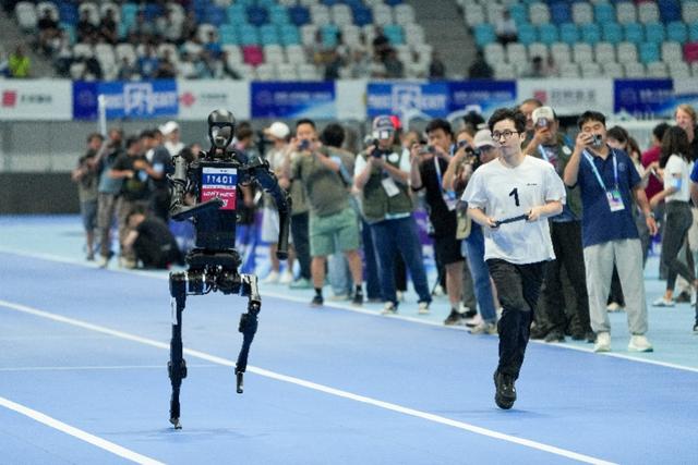 宇树跑步遛“人”，智元自主“遛弯”：这届机器人谁赢了？