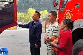 爱的特别定制 众人为患有脑瘤的小男孩圆“消防梦”图片
