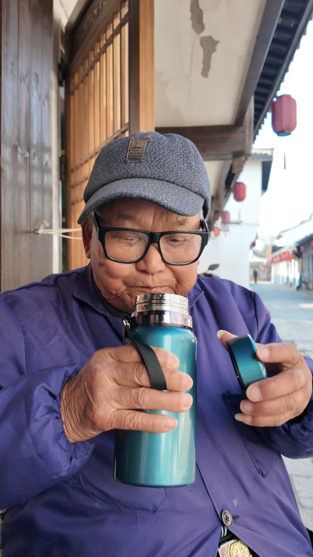 不仅是游客的风景，更是阿姨爷叔们热气腾腾的生活，青溪老街重启长桌宴，重温真实江南乡镇生活｜新春闹灯会·古镇过大年⑥