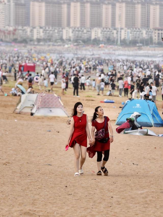 海边纳凉人气旺