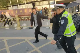 突发!左眼撞到方钢管，眼球破裂，医警接力保住眼球图片
