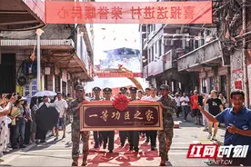 郴州：市县两级军地代表联合前往一等功臣家送立功喜报图片