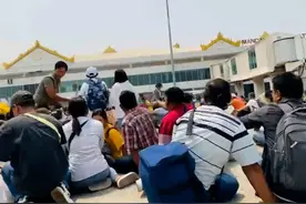 缅甸多地进入紧急状态，内比都有伤者在街道上接受治疗图片