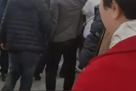 工资被折换成郑州一商场购物卡，每月仅一天能使用，律师：以购物卡支付工资或涉嫌违法图片