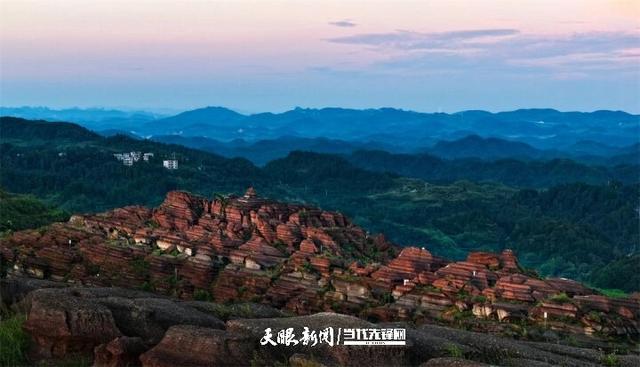 一城山水一城欢歌：铜仁美景点亮市民双节假期