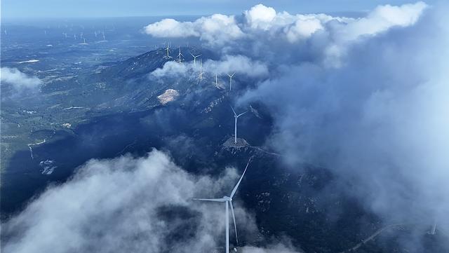 枣阳：云雾绕山间 风车舞风景