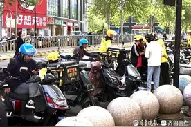 美团“等灯等灯奖”济南探访：外卖小哥的抉择与挑战图片