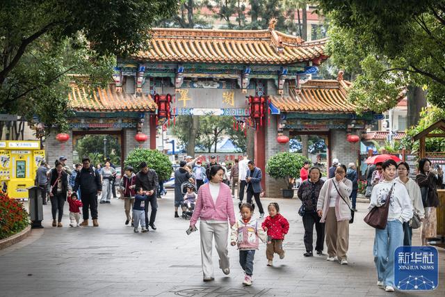 昆明：初冬春城引游人