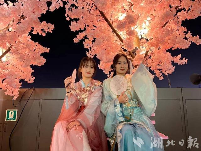 两江游船换上“中国红”，上新多主题潮玩“双节”假期