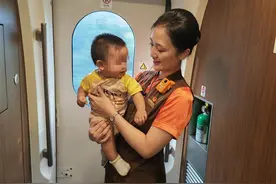 女子怀抱婴儿乘车，列车员当起“临时保姆”帮助照顾图片