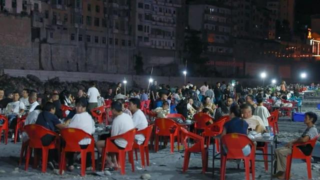 巫溪烤鱼文化节启幕 非遗巡游点亮古城“夜经济”