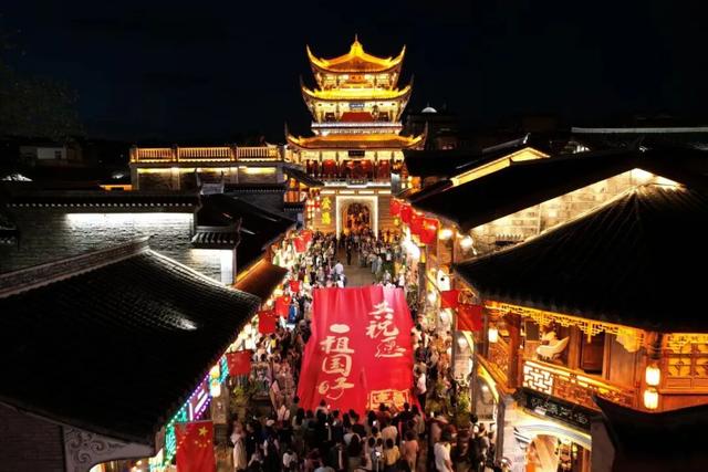 【跟着赛事游凉山】奔跑在画中 这张西昌“金标”名片藏着的湖光山色