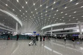 荆荆高铁首趟复兴号高铁动车组开出武汉站，1100多名旅客乘车“尝鲜”图片