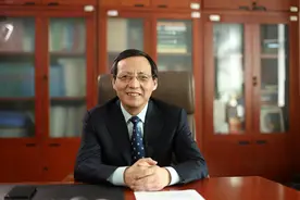 解放军总医院神经内科医学部主任、中国医师协会神经内科医师分会会长于生元：仅约半数患者进行就诊，偏头痛防治体系待完善图片