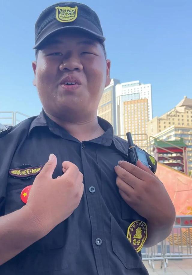 景区00后保安烈日下“控场”引网友爆赞，对话当事人：火的不是我，而是滕王阁和江西