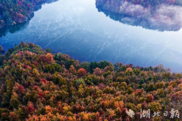 蕲春：碧水丹枫九潭湖